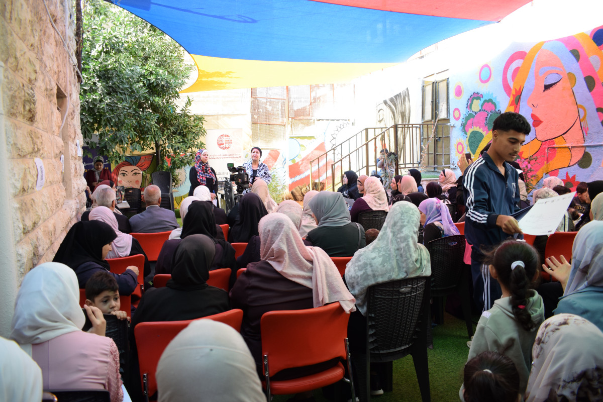 تضامن تعرض تحديات النساء ذوات الإعاقة في بيئة العمل ضمن سياق مسرحي تفاعلي